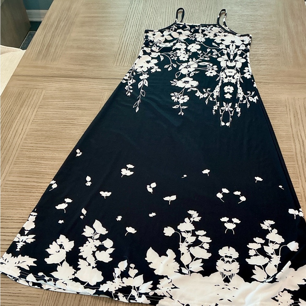 NWOT Ladies Sz S Black and White Floral Maxi Dress